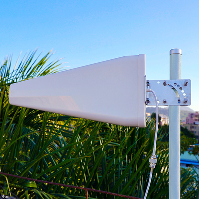 Antenne périodique 700MHz de propulseur du signal 12dBi de rondin extérieur à 2700MHz